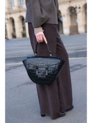 Maison héritage PARIS Skórzana torebka "Mini Votti" w kolorze czarnym - 20 x 20 x 8 cm rozmiar: onesize. Czarne torby na ramię Maison héritage PARIS, bez wzorów, z materiału, przez ramię, bez dodatków. Za 326.99 zł.