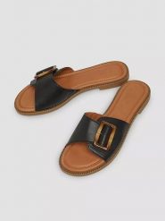 S.Oliver Klapki w kolorze czarnym rozmiar: 36. Czarne klapki S.Oliver, bez wzorów, z otwartym noskiem, bez obcasa. Za 114.17 zł.