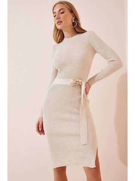 Happiness Istanbul Sukienka dzianinowa w kolorze kremowym rozmiar: S/M. Brązowe sukienki Happiness Istanbul, m, bez wzorów, z dzianiny, bez kołnierzyka, bez ramiączek, midi. Za 83.45 zł.