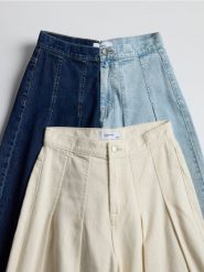 Jeansy wide leg z zakładkami - niebieski. Niebieskie jeansy Reserved, bez wzorów. W wyprzedaży za 89.99 zł.