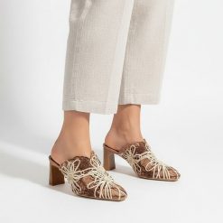 Klapki damskie Hispanitas, cholewka ze skóry ekologicznej z dekoracyjnym ażurowym wzorem otwarta konstrukcja wsuwana forma stabilny obcas typu słupek. Brązowe klapki Hispanitas, w ażurowe wzory, ze skóry ekologicznej, z otwartym noskiem, bez obcasa, na obcasie. Za 589.00 zł.