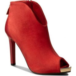 Szpilki CARINII - B3874 H55-000-000-C17. Czerwone botki Carinii, z aplikacjami, z nubiku, eleganckie, bez obcasa, na obcasie, bez zapięcia. W wyprzedaży za 239.00 zł.