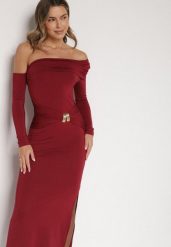 Bordowa Sukienka z Wiskozą Wywiniętym Dekoltem Marszczeniem i Metaliczną Ozdobą Reillea. Czerwone sukienki Born2be, na co dzień, m, z aplikacjami, z wiskozy, eleganckie, bez kołnierzyka, bez ramiączek. Za 119.99 zł.