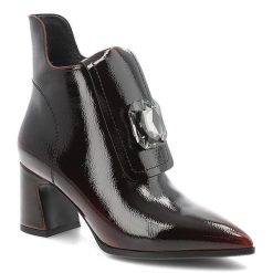 Botki damskie D&A by S.Barski o eleganckim fasonie z lakierowaną cholewką ozdobnym kryształem i stabilnym obcasem typu słupek bordowe, MR62-9062 Burg. Czerwone botki S.BARSKI, bez wzorów, z lakierowanej skóry, bez obcasa, na obcasie, bez zapięcia. Za 249.00 zł.