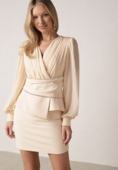 Beżowa Bluzka Kopertowa VICES z Dekoltem V Bufiastymi Rękawkami i Zaakcentowanymi Ramionami Tine. Brązowe bluzki Born2be, l, bez wzorów, z jeansu, eleganckie, bez kołnierzyka, bez ramiączek. Za 159.99 zł.