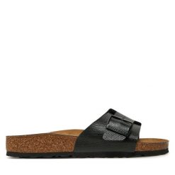 Klapki Birkenstock. Czarne klapki Birkenstock, bez wzorów, bez obcasa. Za 359.99 zł.