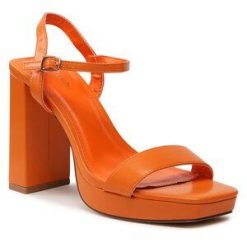 Sandały DeeZee. Brązowe sandały DeeZee, bez wzorów, bez obcasa, na słupku, bez zapięcia. Za 149.99 zł.