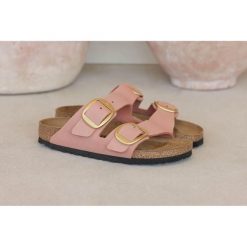 Damskie sandały duże metalowe klamry Arizona Big Buckle. Czerwone sandały Birkenstock, bez wzorów, z nubiku, bez obcasa, bez zapięcia. Za 680.00 zł.