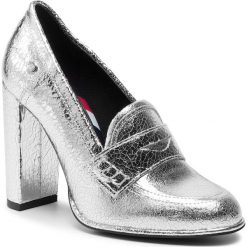 Półbuty TOMMY HILFIGER - Crackle Metallic High Pump FW0FW04046 Silver 000. Szare czółenka TOMMY HILFIGER, bez wzorów, z materiału, bez obcasa, na obcasie, bez zapięcia. W wyprzedaży za 359.00 zł.