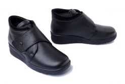 COMFORTABEL 990557-01 schwarz, botki damskie. Czarne botki Comfortabel, na zimę, bez wzorów, bez obcasa, na koturnie, bez zapięcia. Za 464.90 zł.