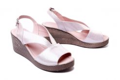 LANQIER 44C2924 pudra florya, sandały damskie. Czerwone sandały Lanqier, bez wzorów, z gumy, bez obcasa, na koturnie, bez zapięcia. Za 189.90 zł.