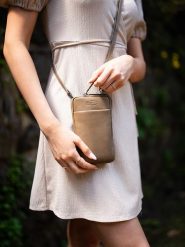 SPARWELL Skórzana torebka "Offbeat oda" w kolorze beżowym na telefon - 11 x 19 x 2 cm rozmiar: onesize. Brązowe torby na ramię SPARWELL, bez wzorów, z materiału, przez ramię, bez dodatków. Za 100.99 zł.