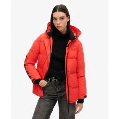 Parka z kapturem ocieplana na miasto. Czerwone parki Superdry, eleganckie, z kapturem. W wyprzedaży za 449.85 zł.