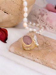 L'Atelier de Gaia Pozłacany pierścionek z kwarcem i masą perłową rozmiar: onesize. Różowe pierścionki L'Atelier de Gaia, z kwarcem, pozłacane. Za 42.95 zł.