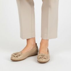 Baleriny damskie Armodo, cholewka ze skóry naturalnej z dekoracyjną aplikacją na przodzie elastyczna konstrukcja ułatwiająca zakładanie oraz płaska p. Brązowe baleriny Armodo, z aplikacjami, ze skóry, bez obcasa, na płaskiej podeszwie. Za 329.00 zł.