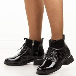 Czarne skórzane botki damskie Filippo Dbt7275/25. Czarne botki Filippo, na jesień, bez wzorów, z jeansu, z okrągłym noskiem, bez obcasa, na płaskiej podeszwie, bez zapięcia. Za 299.00 zł.