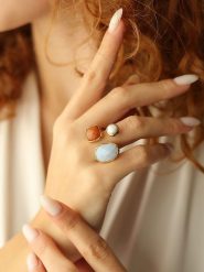 Pierres de Jade Pozłacany pierścionek z perłą i kamieniami szlachetnymi rozmiar: onesize. Czerwone pierścionki Pierres de Jade, z agatem, pozłacane. Za 43.99 zł.