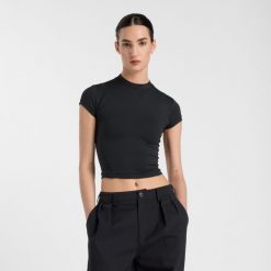Koszulka damska New Balance WT51126BK – czarna. Czarne bluzki New Balance, s, z aplikacjami, z lycry, sportowe, bez kołnierzyka, bez ramiączek. Za 219.99 zł.