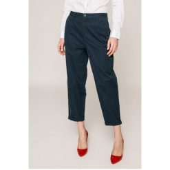 Tommy Jeans - Spodnie. Niebieskie spodnie materiałowe Tommy Jeans, na co dzień, bez wzorów, z bawełny. W wyprzedaży za 159.90 zł.