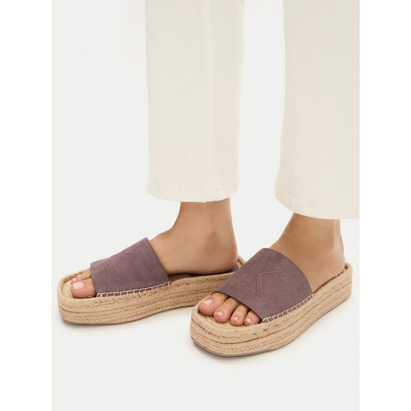 Klapki Calvin Klein. Brązowe klapki Calvin Klein, bez wzorów, bez obcasa. Za 262.99 zł.
