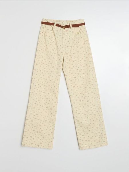 Jeansy wide leg z paskiem - kremowy. Białe jeansy Sinsay, bez wzorów. Za 79.99 zł.