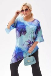 Elegancka tunika Liliana z asymetrycznym krojem w niebiesko-fioletowe kwiaty PLUS SIZE XXL. Fioletowe tuniki Moda Size Plus Iwanek, na co dzień, plus size, bez wzorów, z elastanu, eleganckie, z asymetrycznym kołnierzem, plus size, bez ramiączek. Za 239.90 zł.