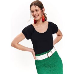 BLUZKA KRÓTKI RĘKAW DOPASOWANA, Z KRÓTKIM RĘKAWEM. Czarne bluzki TOP SECRET, bez wzorów, bez kołnierzyka, bez ramiączek. W wyprzedaży za 9.99 zł.