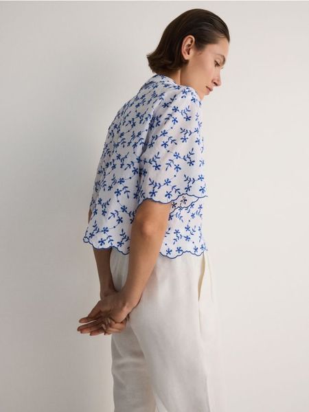 Koszula z haftem - jasnoniebieski. Niebieskie koszule Reserved, l, bez wzorów, z bawełny, bez kołnierzyka, bez ramiączek. W wyprzedaży za 39.99 zł.