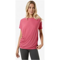 Koszulka SUPER.NATURAL W YOGA LOOSE TEE. Czerwone bluzki super.natural, bez wzorów, sportowe, bez kołnierzyka, bez ramiączek. Za 349.99 zł.
