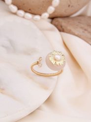 Pierres de Jade Pozłacany pierścionek z perłą rozmiar: onesize. Białe pierścionki Pierres de Jade, z kwarcem, pozłacane. Za 30.99 zł.