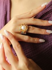 Pierres de Jade Pozłacany pierścionek z perłą i cyrkoniami rozmiar: onesize. Czerwone pierścionki Pierres de Jade, z cyrkonią, pozłacane. Za 79.40 zł.