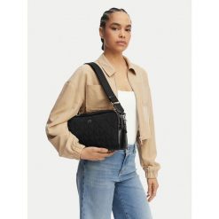 Torebka Calvin Klein. Czarne torebki klasyczne Calvin Klein, bez wzorów, bez dodatków. Za 489.99 zł.