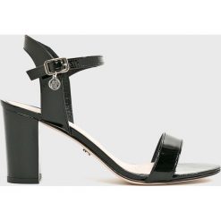 Solo Femme - Sandały. Czarne sandały Solo Femme, bez wzorów, z materiału, z okrągłym noskiem, bez obcasa, na obcasie, bez zapięcia. W wyprzedaży za 199.90 zł.