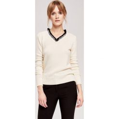 Sweter w kolorze białym. Białe swetry ZOCHA, s, bez wzorów, z kaszmiru, bez ramiączek. W wyprzedaży za 379.95 zł.