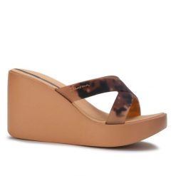 Klapki damskie na platformie Ipanema 83520 HIGH FASHION SLIDE FEM. Brązowe klapki Ipanema, bez wzorów, z materiału, bez obcasa, na platformie. Za 109.00 zł.