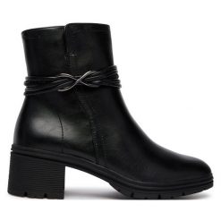 Botki Tamaris. Czarne botki Tamaris, bez wzorów, bez obcasa, na słupku, bez zapięcia. Za 499.99 zł.