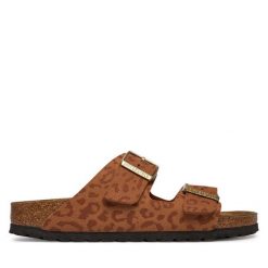 Klapki Birkenstock. Brązowe klapki Birkenstock, bez wzorów, bez obcasa. Za 429.99 zł.