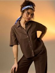 Wiskozowa koszula z krótkim rękawem z domieszką lnu - brązowy. Brązowe koszule Sinsay, l, bez wzorów, z wiskozy, bez kołnierzyka, bez ramiączek. Za 39.99 zł.