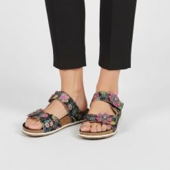 Klapki damskie Laura Vita, z miękką cholewką ozdobioną kwiatowym motywem regulowane paski elastyczna podeszwa, kolorowe, 32 AS318-32. Czarne klapki Laura Vita, z aplikacjami, bez obcasa. Za 319.00 zł.