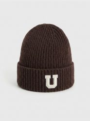 Prążkowana czapka beanie z naszywką - brązowy. Brązowe czapki Sinsay, z aplikacjami, prążkowane. Za 15.99 zł.
