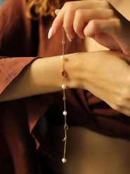 Pierres delicates Pozłacana bransoletka z cyrkoniami i perłami rozmiar: onesize. Białe bransoletki Pierres delicates, z cyrkonią, pozłacane. Za 52.99 zł.