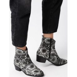 Czarne Botki Bergenia. Czarne botki Born2be, bez wzorów, ze skóry, ze szpiczastym noskiem, bez obcasa, na obcasie, bez zapięcia. Za 129.99 zł.