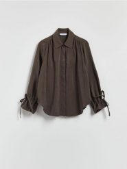 Koszula z wiązaniami przy rękawach - ciemnobrązowy. Brązowe koszule Reserved, l, bez wzorów, z tkaniny, bez kołnierzyka, bez ramiączek. Za 119.99 zł.