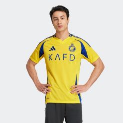 Koszulka piłkarska ADIDAS Al Nassr 24/25 domowa. Bluzki Adidas, m, bez wzorów, sportowe, bez kołnierzyka, bez ramiączek. Za 269.99 zł.