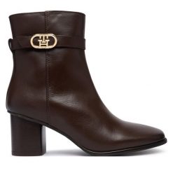 Botki Tommy Hilfiger. Brązowe botki TOMMY HILFIGER, bez wzorów, bez obcasa, na słupku, bez zapięcia. Za 749.99 zł.