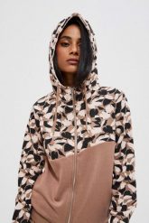 Bluza z jesiennym printem. Brązowe bluzy MOODO, na jesień, xs, bez wzorów, z bawełny, z kapturem. W wyprzedaży za 52.49 zł.