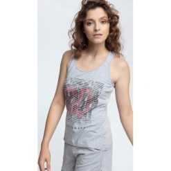 Top damski TSD005 - chłodny jasny szary. Szare topy 4f, bez wzorów, z bawełny, bez kołnierzyka, bez ramiączek. W wyprzedaży za 19.99 zł.