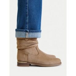 Botki JENNY. Brązowe botki Jenny, bez wzorów, bez obcasa, na płaskiej podeszwie, bez zapięcia. Za 149.99 zł.