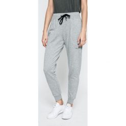 Guess Jeans - Spodnie. Spodnie sportowe Guess Jeans. W wyprzedaży za 159.90 zł.