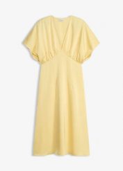 Sukienka midi z połyskującej satyny. Żółte sukienki bonprix, bez wzorów, z satyny, eleganckie, bez kołnierzyka, bez ramiączek, midi. Za 79.99 zł.